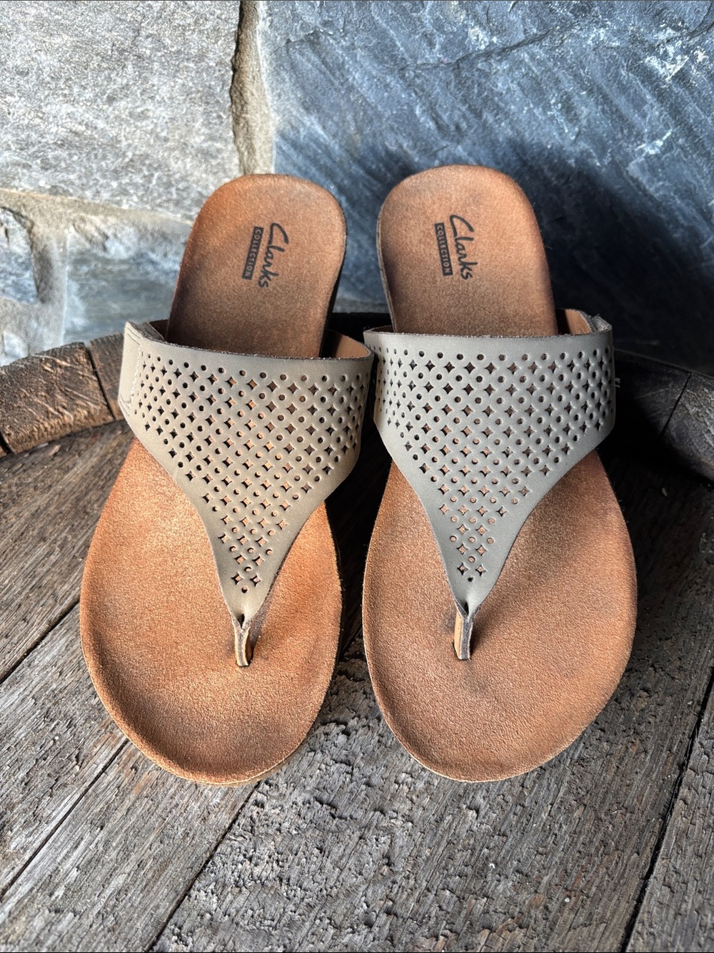 CLARK’S Taupe Perforated Thong Sandals Size 6